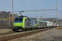 Re 485 012-9 der BLS durchfährt den Bahnhof Gelterkinden. Die Aufnahme stammt vom 08.02.2020.