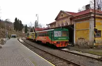 810 623-9 mit Beiwagen und 810 526-4 zu sehen am 22.02.20 in Kraslice.