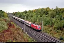 Nachschuss auf 1116 174-4 (Siemens ES64U2) ÖBB mit Zuglok 1116 158-7, mit Werbung für die Sterneaktion  Licht ins Dunkel , als EC 113  Blauer Enzian  (Linie 62) von Frankfurt(Main)Hbf nach Klagenfurt Hbf (A), der bei Markgröningen bzw. Schwieberdingen auf der Schnellfahrstrecke Mannheim–Stuttgart (KBS 770) fährt.
Aufgenommen von einer Brücke.
[26.9.2019 | 9:51 Uhr]