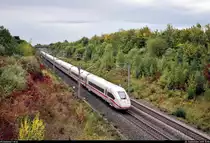Ein 412 als ICE 612 (Linie 42) von München Hbf nach Dortmund Hbf fährt bei Markgröningen bzw. Schwieberdingen auf der Schnellfahrstrecke Mannheim–Stuttgart (KBS 770).
Aufgenommen von einer Brücke.
[26.9.2019 | 10:05 Uhr]