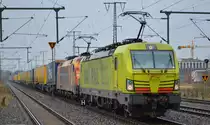 Ungewöhnliche Doppeltraktion von TXL bei uns im Flachland mit  193 559  [NVR-Nummer: 91 80 6193 559-2 D-ATLU] + dem Feuer-Taurus  ES 64 U2-072  [NVR-Nummer: 91 80 6182 572-8 D-DISPO] mit einem Taschenwagenzug am 20.02.20 Durchfahrt Bf. Golm (Potsdam).