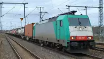 RTB CARGO GmbH, Düren [D]  mit  E 186 207  [NVR-Number: 91 88 7186 207-7 B-ATLU] mit Containerzug am 24.02.20 Durchfahrt Bf. Golm (Potsdam).