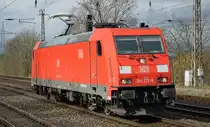 DB Cargo AG [D] mit  185 213-6  [NVR-Nummer: 91 80 6185 213-6 D-DB] am 25.02.20 Durchfahrt Bf. Saarmund.