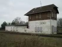 An der Westausfahrt von Parchim steht dieses Stellwerk mit Anbau.Aufnahme vom 22.Februar 2020.