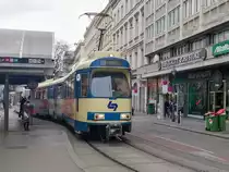 Wien. Dieser WLB Type 100  fuhr am 25.02.2020 Richtung
Baden, hier bei der Wiener Staatsoper. 