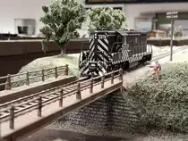 Die ATSF GP7 #2678 fährt in den 80er Jahren irgendwo in den Tiefen von Kalifornien in Richtung einer Zementfabrik.