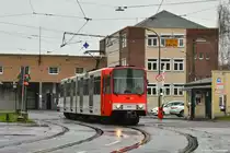 -Ein Abschied auf Zeit-
B-Wagen 2114 auf seiner letzten Rangierfahrt aus eigener Kraft vor seiner Sanierung zum 2414 auf dem Gelände der KVB-Hauptwerkstatt am 27.02.2020. 2114 wurde am 26.02.20 als letzter Wagen der Serie 2100 zur Sanierung abgestellt, nachdem er am Veilchendienstag dem 25.02.2020 seinen letzten Liniendienst absolvieren durfte.