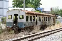Auch der ausgeschlachtet Wagenkasten des RH 1002 (Niigata, Bauj. 1961) steht nach wie vor etwa 1,5 Km außerhalb der Mahachai Station. Bild vom 04.Juni 2018.