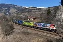 Ein schönes Werbelok-Tandem in Form der 193 640  connected by rail  von MRCE und der 193 558  NATURAL TALENT  von Alpha Trains brachte am 08. Februar 2020 den TEC 43105 nach Verona Q.E.. Bei Sterzing konnte ich den Zug zum zweiten Mal fotografieren, die Brenner-Südrampe zeigte sich allerdings schon praktisch schneefrei. Milimeterarbeit war es, die beiden Vectron-Maschinen zwischen Masten und Schatten zu positionieren. Es ging sich aber knapp aus. 