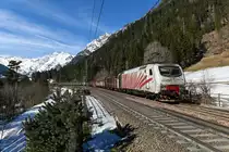 Den GAG 48861 nach Verona bespannte am 08. Februar 2020 die EU43 - 004 von RTC. Das rote Zebra konnte ich im Pflerschtal vor dem gemischten Güterzug bei der gemächlichen Talfahrt fotografieren. Die Lokfront zeigt, dass der Kohleabrieb bei Stromabnehmern unter einer Gleichstromfahrleitung mit zwei Drähten deutlich stärker ist. 
