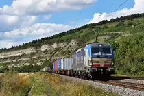 193 836 von boxXpress war am 14. August 2019 mit einem Containerzug auf der Main-Spessart-Bahn (KBS 800) unterwegs. die Aufnahme entstand in Thüngersheim.