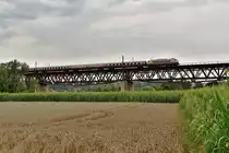 103 113 bespannte am 27. Juli 2019 einen Sonderzug von Treysa nach Regensburg Hbf. Bei leichtem Nieselregen überquert der Zug die Mariaorter Donaubrücke kurz vor Regensburg-Prüfening.