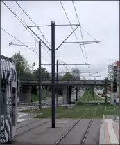 Durch die Berliner Allee in Freiburg -

Blick von der Haltestelle Technische Fakultät auf den Rasenbahnkörper in Mittellage der Berliner Allee. Auf der Brücke verläuft die Bahnstrecke Freiburg - Breisach am Rhein.

07.10.2019 (M)