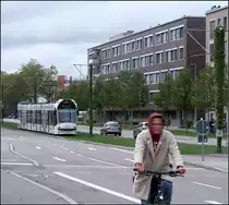 Durch die Berliner Allee in Freiburg -

Trotz der Straßenbahn und dem Radverkehr gibt es in der Berliner Allee dennoch vier Fahrspuren für die Autos. Man beachte den begrünten Oberleitungsmasten rechts. Auch eine schöne Lösung die Masten ins Stadtbild zu integrieren; in Freiburg sieht man dies häufig. Die Combino-Tram wird gleich die Haltestelle Elsässer Straße einfahren.

07.10.2019 (M)