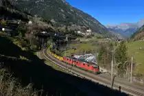 Re 420 292 und eine Re 420 mit einem Güterzug am 05.11.2015 bei Wassen.