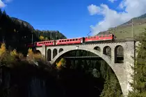 Ge 6/6 II 702 mit einem RE am 27.10.2016 bei Solis.