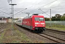 101 077-6, mit Werbung für  Bahn-Azubis gegen Hass und Gewalt. Auf der Schiene für ein soziales Miteinander. #sozialeschiene , als IC 1919 (Linie 32) von Dortmund Hbf nach Stuttgart Hbf durchfährt den Bahnhof Stuttgart-Zuffenhausen auf Gleis 5.
Aufgenommen am Ende des Bahnsteigs 4/5.
[26.9.2019 | 13:01 Uhr]