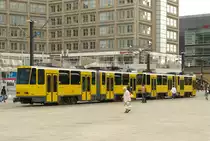 23. Juni 2010, Berlin, am Alexanderplatz. Straßenbahn KT4Dt in Doppeltraktion, hinten Zug 7086.