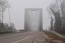 Am 2.1.20 brachte mich mein Weg zur Unterkunft über die Rheinbrücke Wintersdorf. Der mittlere und älteste Brückenteil wurde 1895 erbaut. Der Bau der Strecke diente strategischen Interessen. 1939 wurden auf französischer Seite mehrere Brückenteile gesprengt. Ab 1960 wurde die Brücke aus strategischen Gründen der Nato asphaltiert und musste innerhalb von 48 Stunden befahrbar sein. Seit 1998 hat die Nato kein Interesse mehr an der Strecke. Der letzte Zugverkehr fand 1966 statt. 1975 wurde die Brücke aufgrund des Rheinausbaus mit der Staustufe Iffezheim umgebaut. Für die neue Schifffahrtsrinne wurden die fünf kleinen Vorlandbrücken auf badischer Seite durch einen neuen Überbau mit über 150 m Stützweite ersetzt.

Wintersdorf 02.01.2020