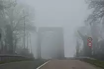 Am 2.1.19 brachte mich mein Weg zur Unterkunft über die Rheinbrücke Wintersdorf. Der mittlere und älteste Brückenteil wurde 1895 erbaut. Der Bau der Strecke diente strategischen Interessen. 1939 wurden auf französischer Seite mehrere Brückenteile gesprengt. Ab 1960 wurde die Brücke aus strategischen Gründen der Nato asphaltiert und musste innerhalb von 48 Stunden befahrbar sein. Seit 1998 hat die Nato kein Interesse mehr an der Strecke. Der letzte Zugverkehr fand 1966 statt. 1975 wurde die Brücke aufgrund des Rheinausbaus mit der Staustufe Iffezheim umgebaut. Für die neue Schifffahrtsrinne wurden die fünf kleinen Vorlandbrücken auf badischer Seite durch einen neuen Überbau mit über 150 m Stützweite ersetzt.

Wintersdorf 02.01.2019