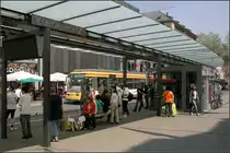 Belebte Innenstadt-Straßenbahnhaltestelle -

Die Haltestelle Europaplatz in der Karlsruher Innenstadt wird in zukünftig zwei Ebenen haben, neben der oberirdischen Station wird es auch eine U-Station geben. 2006 waren von den Tunnelbauarbeiten allerdings noch nichts zu sehen.

06.05.2006 (M)