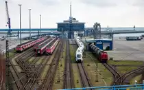 Lok 346 975  mit Tads Wagen zur Entladung im Fährhafen Sassnitz Mukran, daneben stehen zum Verkauf ICE’s TD (BR 605), die auf der Vogelfluglinie eingesetzt waren. - 04.03.2020
