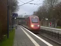 Der Thalys kommt aus Paris-Nord(F) nach Köln-Hbf(D) und kommt aus Richtung Aachen-Hbf,Aachen-Rothe-Erde und fährt durch Achen-Eilendorf in Richtung Stolberg-Hbf(Rheinland)Eschweiler-Hbf,Nothberg,Langerwehe,Düren,Merzenich,Buir,Horrem,Kerpen-Köln-Ehrenfeld,Köln-Hbf.
Aufgenommen vom Bahnsteig 2 in Aachen-Eilendorf. 
Am Nachmittag vom 4.1.2020.