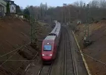 Der Thalys kommt aus Paris-Nord(F) nach Köln-Hbf(D) und kommt aus Richtung Aachen-Hbf,Aachen-Rothe-Erde und fährt durch Achen-Eilendorf in Richtung Stolberg-Hbf(Rheinland)Eschweiler-Hbf,Nothberg,Langerwehe,Düren,Merzenich,Buir,Horrem,Kerpen-Köln-Ehrenfeld,Köln-Hbf. 
Aufgenommen von der Eisenbahnbrücke Aachen-Eilendorf. 
Am Nachmittag vom 5.1.2020.