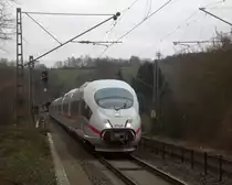 Der ICE3 NS aus Frankfurt am Main nach Brüssel-Süd(B) und kommt aus Köln-Ehrenfeld,Kerpen,Horrem,Buir,Merzenich,Düren,Langerwehe,Eschweiler-Hbf,Stolberg-Hbf(Rheinland) und fährt durch Aachen-Eilendorf in Richtung Aachen-Rothe-Erde,Aachen-Hbf. Aufgenommen von der Eisenbahnbrücke Aachen-Eilendorf. 
Am Nachmittag vom 5.1.2020.