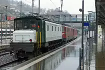 Die Re 4/4 11158 mit nicht erkennbarer Ae 6/6 (Kantonslok) sowie ebenfalls nicht erkennbarer Ae 4/7 auf der Fahrt von Biasca nach Luino anlässlich der Bahnhofsdurchfahrt Bellinzona vom 2. März 2020.
Foto: Walter Ruetsch
