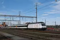 Re 460 113-4 mit der Werbung für 100 Jahre SEV, durchfährt den Bahnhof Muttenz. Die Aufnahme stammt vom 16.02.2020.