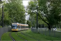 Mit der Straßenbahn nach Karlsruhe-Wolfartsweier -

Ab der Haltestelle 'Ellmendinger Straße' verlässt die Straßenbahnstrecke den Straßenbereich und verläuft innerhalb einer Grünzone des dortigen Wohngebietes weiter in Richtung Karlsruhe-Wolfartsweier.

24.05.2006