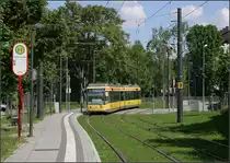 Mit der Straßenbahn nach Karlsruhe-Wolfartsweier -

Die Haltestelle 'Ostmarkstraße' in der Grünzone des Durlacher Wohngebiet hat versetzt angeordnete Bahnsteige. Durch die zahlreichen Gleisbögen bzw. auch S-Kurven ist die Strecke recht fotogen.

24.05.2006 (M)