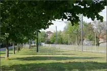 Mit der Straßenbahn nach Karlsruhe-Wolfartsweier -

Ohne zu stören ist hier die Straßenbahntrasse in die Grünzone integriert. In Stuttgart hat man in vergleichbarer Situation im Wohngebiet Fasanenhof einen Tunnel gebaut. Streckenabschnitt in Durlach zwischen den Haltestellen 'Ostmarkstraße' und 'Schlesier Straße (West)'.

06.05.2006 (M)