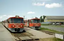Helsingør-Hornbæk-Gilleleje-Banen (Hornbækbanen, HHGB): Zwei Dieseltriebzüge des Typs  Y-tog , je bestehend aus einem Triebwagen (Ym) und einem Steuerwagen (Ys), befinden sich am 30. Juni 2006 im Endbahnhof Gilleleje. - Scan eines Farbnegativs. Film: Agfa XRG 200-N. Kamera: Leica C2.