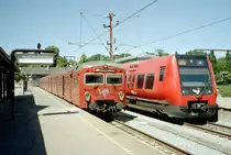 DSB S-Bahn Kopenhagen am 1. Juli 2006: Im S-Bahnhof Klampenborg halten zwei S-Bahngarnituren. Links befindet sich eine Garnitur der zweiten Generation (Baujahre 1966 - 1978) auf der Linie F+ (Klampenborg - Hellerup - Flintholm - Ny Ellebjerg) , während der Zug rechts, der die Linie C (Klampenborg - Hellerup - København H - Valby - Flintholm - Ballerup (- Frederikssund)) bedient, aus einer Garnitur der vierten Generation (Baujahre 1995 - 2005) besteht. - Die S-Bahngarnituren der zweiten Generation wurden von den Wagonfabriken Frichs und Scandia hergestellt, während Linke-Hoffman-Busch in Salzgitter die Garnituren der vierten Generation geliefert hat. - Scan eines Farbnegativs. Film: Agfa XRG 200-N. Kamera: Leica C2.