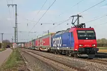 Durchfahrt am Nachmittag des 02.04.2019 von Re 482 017-1 mit einem  arcese -KLV, welchen sie seit Aachen West bespannte, durch den Bahnhof von Müllheim (Baden) in Richtung Schweiz.
