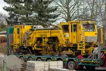 Plasser & Theurer Universal- Stopf- und Richtmaschine (08-75/4ZW)  wird nach Bauarbeiten bei der Rügenschen Bäderbahn per Strasse abtransportiert. - 08.03.2020

