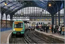 In Brighton wartet der Dieseltriebwagenzug 171 722 auf die Abfahrt nach Ashford International.

30. April 2018 