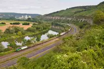 Eine ELL 193 mit einem schwach ausgelasteten Containerzug bei Himmelstadt Richtung Würzburg, 01.08.2019