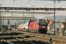 Die Re 460 087-0  S�uliamt , mit einem Avanti Kleber, am 5.2.04 kurz nach dem Bahnhof Lenzburg