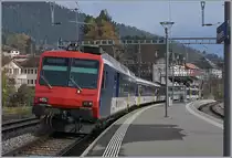 Der RE 18123 von Frasne nach Neuchâtel beim Halt in Travers.

23. Nov. 2019