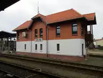 Das Östliche Stellwerk in Parchim steht zwischen den Gleisen 2 und 3.Aufgenommen am 22.Februar 2020.