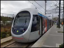Tram TA 10004 wartet am 5.3.2020 am Beginn der Trambahnstrecke in Höhe des Olympiakos Piräus Stadion auf Fahrgäste in die Athener Innenstadt.