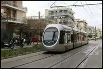 Anfang März 2020 verkehrte die Athener Tram nicht bis zum zentralen Syntagma Platz am Parlament. Im Stadtteil Neo Kosmos endete die Fahrt; denn die Bahn wendete in Karamila und pendelte zwischen dem Olympiakos Piräus Stadion und hier. In Neo Kosmos entstand nahe der Metro Station am 4.3.2020 diese Aufnahme.