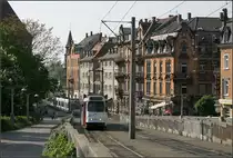 Über den Hauptbahnhof hinweg in den Freiburger Westen -

Die westliche Auffahrtsrampe zur Stühlinger Brücke über die Gleise des Hauptbahnhofes. Im Hintergrund die Haltestelle Eschholzstraße.

11.05.2006 (M)