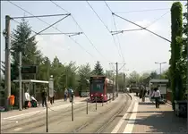 Mit der Straßenbahn in den Freiburger Westen -

Die Verzweigungshaltestelle Runzmattenweg. Hier trennen sich die Strecken der Linie 1 nach Landwasser und der Linie 3 nach Haid. 

11.05.2006 (M) 