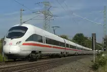 23. September 2010, ICE  Hansestadt Wismar  (Tz 1111) fährt als ICE 1607 Hamburg Altona - München Hbf am Ende der Frankenwaldbahn kurz vor Hochstadt durch die Zettlitzer Kurve