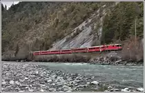 RE1732 nach Scuol/Tarasp mit Ge 4/4 II 612  Thusis  und nachfolgendem Steuerwagen  am Vorderrhein bei Trin. (11.03.2020)