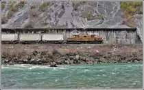 Wieder mal ein Glückstreffer. CC Ge 6/6 I 414 führt wieder einmal den Valserwasserzug 5732 von Ilanz dem Vorderrhein entlang bei Trin nach Untervaz-Trimmis. (11.03.2020)